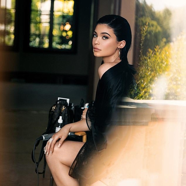 Kylie Jenner mặc sexy ra phố - 7
Kylie Jenner từng hài hước nói, cô tin mình hot hơn các chị gái trên các mạng xã hội vì đơn giản là mình trẻ và còn độc thân.