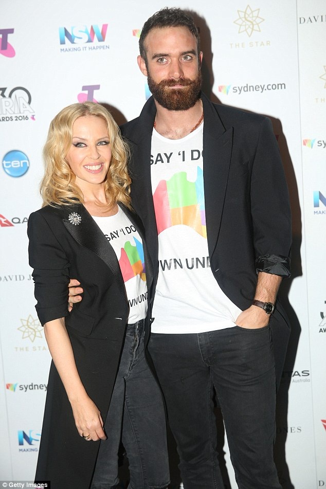 “Phi công trẻ” của Kylie Minogue chủ động theo đuổi cô - 2
Joshua đã chủ động tiếp cận, theo đuổi diva nước Úc dù từng khẳng định, anh không biết bạn gái là người nổi tiếng cho tới ngày hai người công khai chuyện hò hẹn.