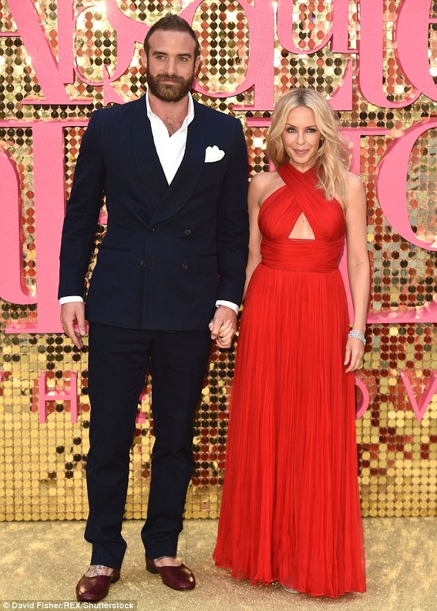 Kylie Minogue lần đầu lên tiếng sau khi tình yêu tan vỡ - 3
Dù tôi chưa có người yêu hiện tại nhưng tôi đã biết tình yêu là gì, tôi đã yêu và được yêu, ca sỹ người Úc tâm sự