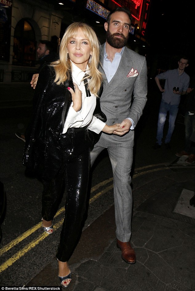 Kylie Minogue lần đầu lên tiếng sau khi tình yêu tan vỡ - 4
Kylie và Joshua sau khi có những nguồn tin cho rằng nam diễn viên trẻ đang gần gũi với nữ diễn viên Tây Ban Nha Marta Milans