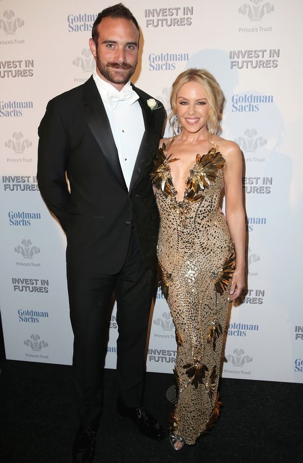 Kylie Minogue lần đầu lên tiếng sau khi tình yêu tan vỡ - 6
Em gái Kylie không bao giờ thích Joshua Sasse và luôn cảm thấy không tin tưởng anh này, tờ OK đưa tin.