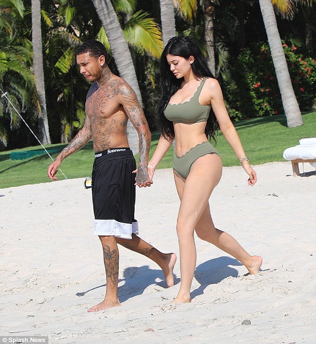 Kylie Jenner và bạn trai gốc Việt thắm thiết trong kỳ nghỉ ở Mexico - 1
Kylie Jenner, ngôi sao tuổi teen của Hollywood, đang đi nghỉ cùng bạn trai, Tyga, tại một resort hạng sang ở Mexico.