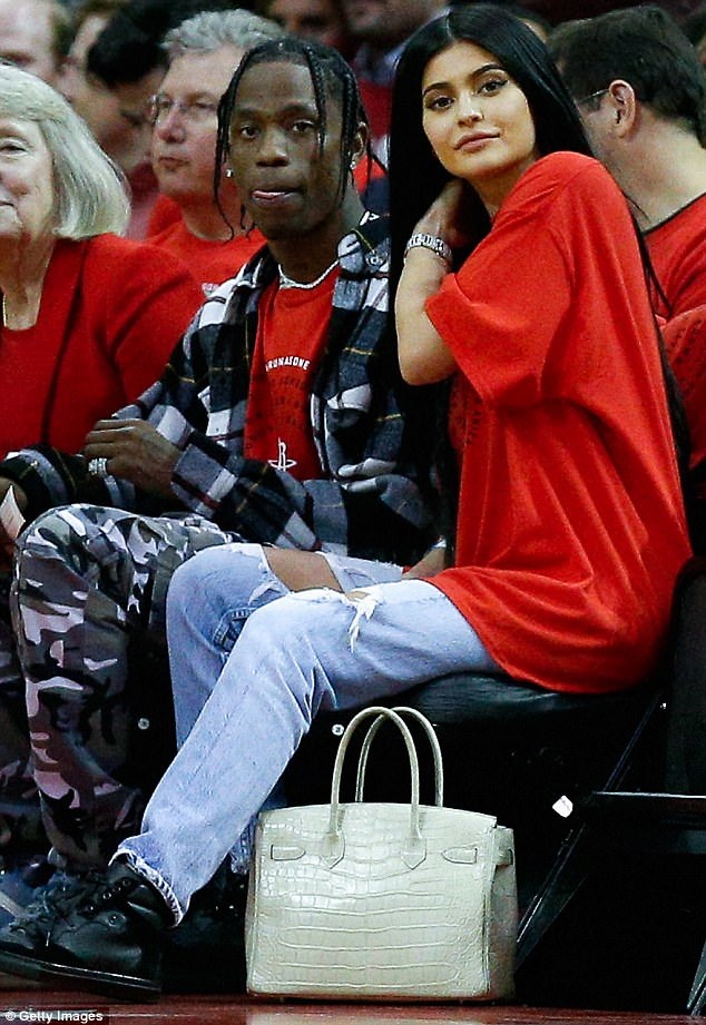 Em gái út của Kim Kardashian mang bầu ở tuổi 20 - 1
Kylie Jenner, 20 tuổi, và Travis Scott, 25 tuổi, sắp lên chức bố mẹ.