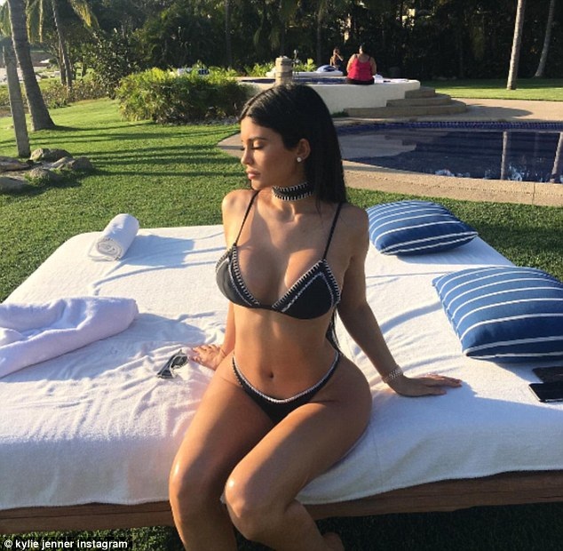 Kylie Jenner và bạn trai gốc Việt thắm thiết trong kỳ nghỉ ở Mexico - 7
Kylie Jenner là em gái của Kim Kardashian và là một hotgirl trên mạng xã hội. Nhờ tham gia show truyền hình của gia đình và ngoại hình bôc lửa, gợi cảm, Kylie được khán giả biết tới, Cô kiếm bộn tiền nhờ công việc người mẫu, kinh doanh các sản phẩm thời trang, mỹ phẩm. Ở tuổi 19, cô đã tự tậu được biệt thự và có cuộc sống sung túc.