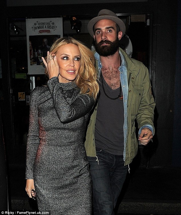 Chia tay tình trẻ, Kylie Minogue trả lại nhẫn đính hôn - 5
Kylie Minouge từng nghĩ tới chuyện làm đám cưới với tình trẻ và tin anh là tình yêu đích thực của cuộc đời mình.