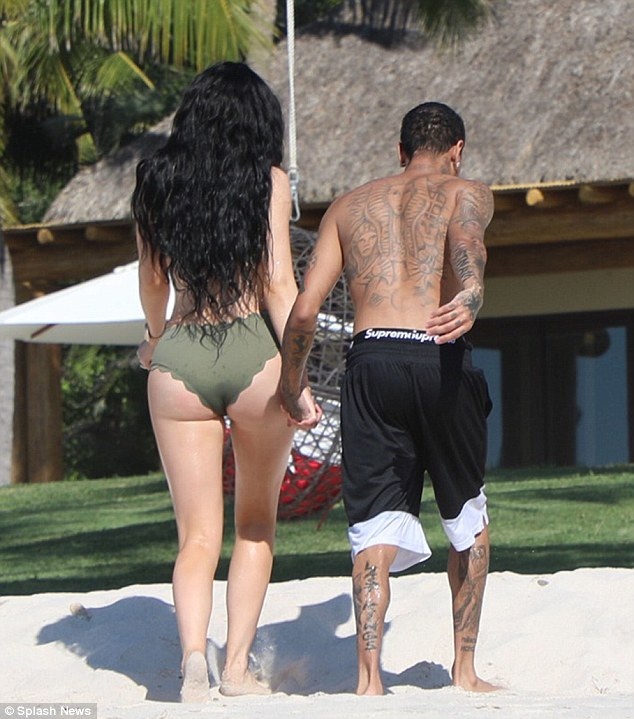 Kylie Jenner và bạn trai gốc Việt thắm thiết trong kỳ nghỉ ở Mexico - 6
Tyga nắm tay Kylie Jenner khi cặp đôi cùng tiến vào bên trong resort. Tyga đã có con riêng và cuộc sống tình cảm khá phức tạp nhưng Kylie chấp nhận tất cả vì cô rất yêu anh.
