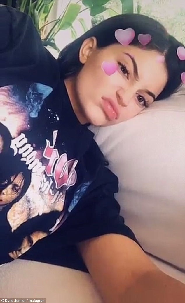 Em gái út của Kim Kardashian mang bầu ở tuổi 20 - 5
Người đẹp 20 tuổi thường xuyên chụp ảnh từ vai trở lên trong thời gian gần đây.