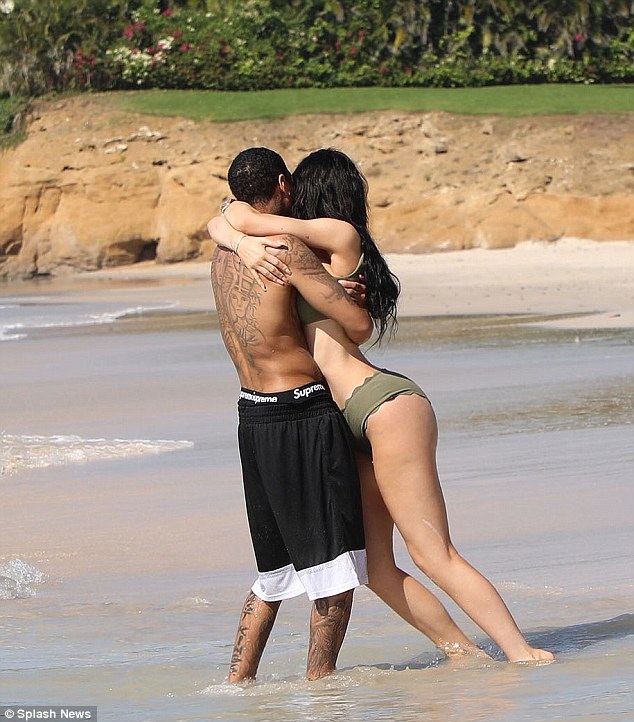 Kylie Jenner và bạn trai gốc Việt thắm thiết trong kỳ nghỉ ở Mexico - 2
Chàng ca sĩ 26 tuổi ôm bạn gái 19 tuổi khi hai người cùng tắm biển tại Mexico. Cặp tình nhân trẻ liên tục dành cho nhau những cử chỉ ngọt ngào và thân mật.