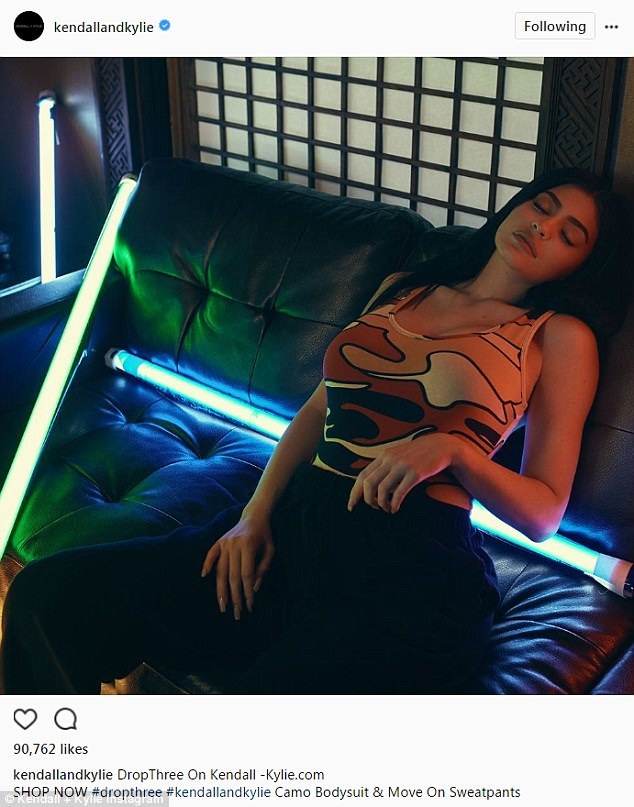 Em gái út của Kim Kardashian mang bầu ở tuổi 20 - 6
Kylie Jenner mới ra mắt dòng sản phẩm thời trang mới và sở hữu tài sản hàng triệu USD.