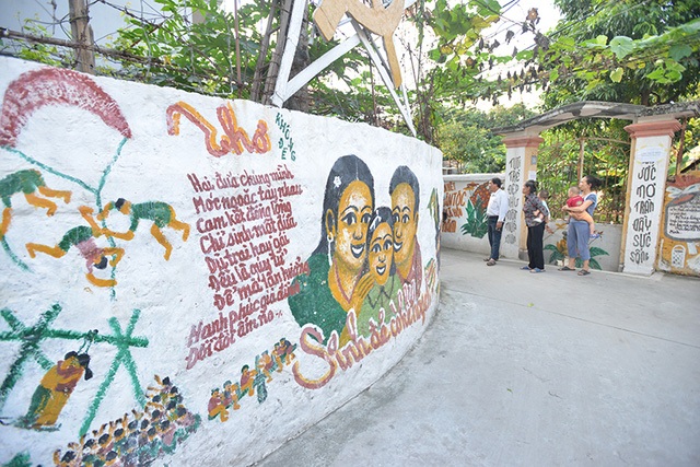 Nhìn tranh của cụ Thịnh, người ta như thấy lại thời kì lịch sử của Thủ đô, khi tranh cổ động, tranh phong trào còn rất thịnh hành. Phong cách vẽ của ông cụ có lẽ cũng ảnh hưởng bởi dòng tranh nói trên. Chính bởi vậy mà những bức tranh đều toát lên màu sắc tươi vui, hết sức sinh động.