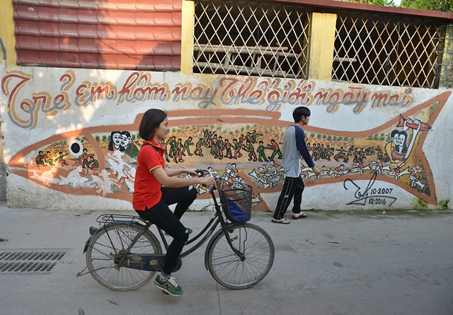 Những bức tranh này được vẽ bởi một cụ ông đã 96 tuổi, là một người dân địa phương. Cụ Thịnh là một công dân từ nơi khác tới nhưng đã sống lâu năm ở mảnh đất này. Ở đây, ai cũng quý ông cụ hiền hoà, lại có tài vẽ tranh.