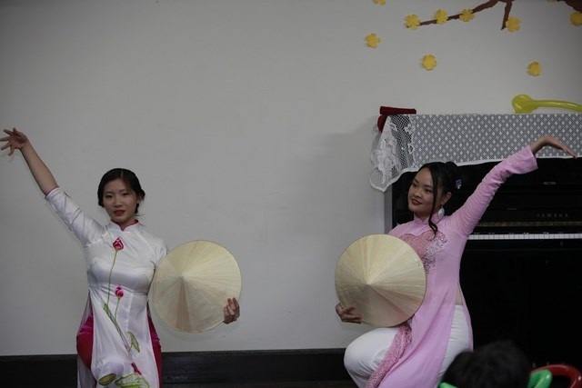 Tết đậm đà phong vị quê hương trên thành phố Kyoto - 4
Không thể thiếu áo dài Việt.