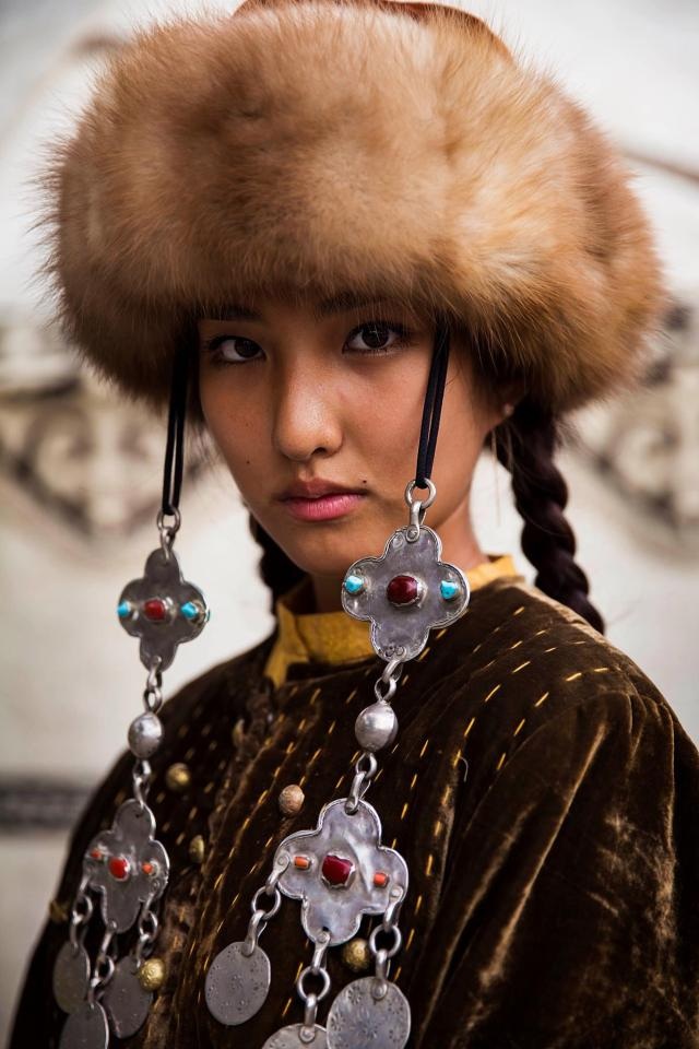 Vẻ đẹp khác lạ của phụ nữ tại 37 quốc gia trên thế giới - 2 Cô gái Kyrgyzstan trong trang phục truyền thống
