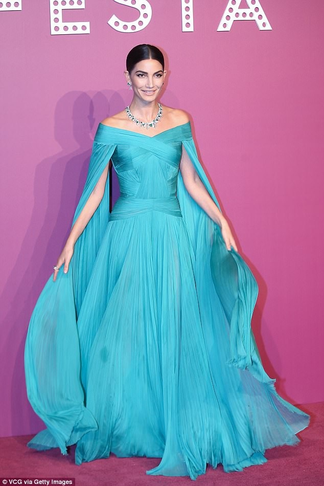 Lily Aldridge đẹp như mộng với váy xanh - 1
Siêu mẫu Lily Aldridge đẹp như mộng dự sự kiện thời trang tại Trung Quốc cách đây ít ngày