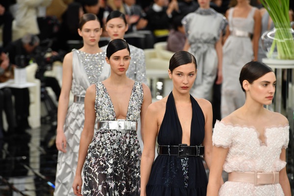Con gái “cướp biển” Johnny Depp làm vedette trong show của Chanel - 9
Người đẹp giữ vẻ lạnh lùng trên sàn catwalk