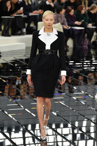 Con gái “cướp biển” Johnny Depp làm vedette trong show của Chanel - 14
Soo Joo Park - người mẫu Châu Á hiếm hoi trong buổi diễn này.
