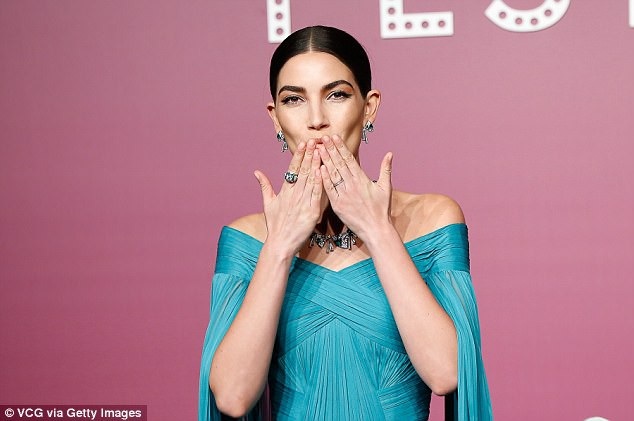 Lily Aldridge đẹp như mộng với váy xanh - 2
Bà mẹ một con cuốn hút trong bộ váy xanh thanh lịch và sang trọng