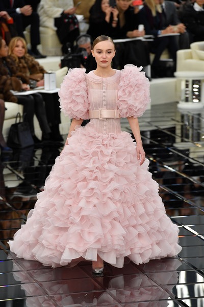 Con gái “cướp biển” Johnny Depp làm vedette trong show của Chanel - 3
Lily-Rose là nàng thơ của Chanel đã vài năm nay, cô thường cùng mẹ tới theo dõi buổi trình diễn của NTK này