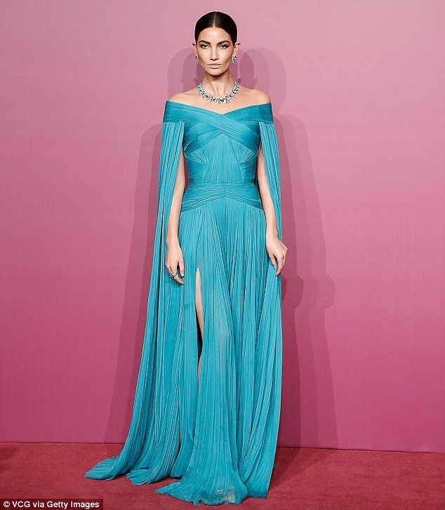 Lily Aldridge đẹp như mộng với váy xanh - 5
Thiên thần nội y người Mỹ cho biết, cô duy trì chế độ ăn kiêng vô cùng nghiêm ngặt