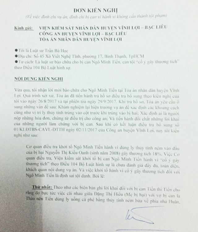 “Dùng ly thủy tinh ném mẹ nhưng trúng con”: Luật sư kiến nghị đình chỉ vụ án! - 2 Luật sư cho rằng, hành vi của bị can Ngô Minh Tiến không cấu thành tội phạm, nên kiến nghị cơ quan tố tụng có thẩm quyền xem xét đình chỉ vụ án, đình chỉ bị can.