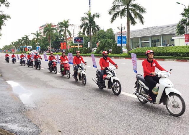 Ứng dụng đặt xe thông minh lần đầu tiên xuất hiện ở Nghệ An - 3 Bằng việc sử dụng ứng dụng công nghệ trên di động, với sự tham gia của 50 đối tác Lạc Hồng car và 100 đối tác Lạc Hồng bike, Lạc Hồng Trans được kỳ vọng sẽ mang lại sự đột phá trong lĩnh vực vận tải hành khách tại Nghệ An