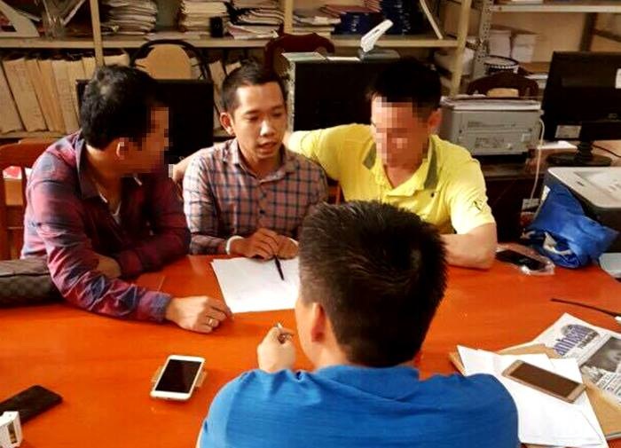 Đã bắt được nghi phạm cướp hơn 2 tỷ đồng ở ngân hàng - 1
Nghi phạm Lê Lâm Hưng (áo kẻ vuông) vừa bị bắt giữ. Ảnh: TK