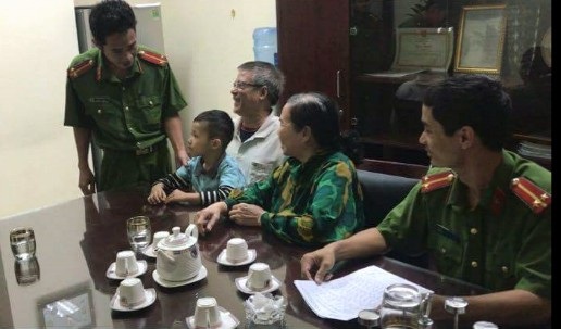 Cháu Tâm được gia đình đón về ngay tối 31/10.