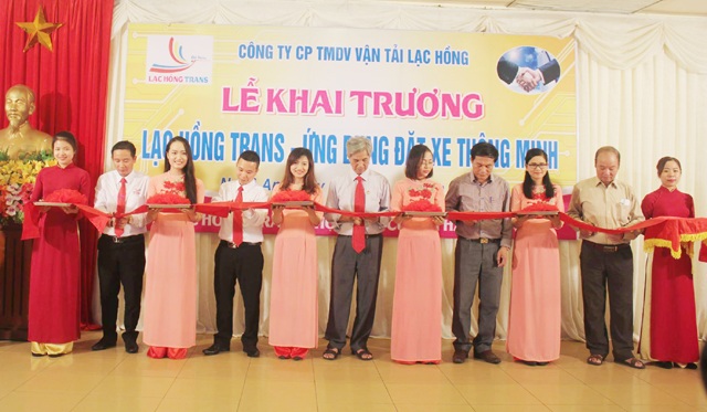 Ứng dụng đặt xe thông minh lần đầu tiên xuất hiện ở Nghệ An - 1 Các đại biểu cắt băng khai trương Lạc Hồng Trans - ứng dụng đặt xe thông minh lần đầu tiên xuất hiện tại Nghệ An