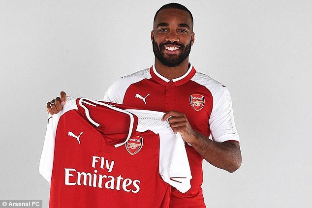 Arsenal chính thức ra mắt “bom tấn” đắt giá nhất lịch sử - 1 Lacazette chính thức gia nhập Arsenal