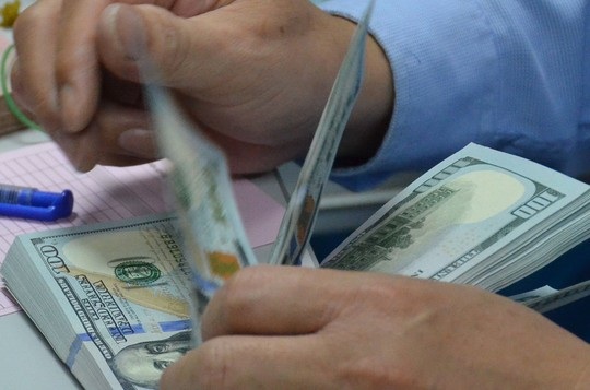 Đưa lãi suất USD “lên mặt đất” - 1
Trần lãi suất huy động USD hiện ở mức 0%/năm (ảnh minh họa).