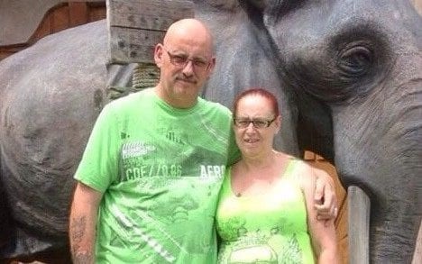 Gây tai nạn chết người vì vừa lái xe vừa... xem phim khiêu dâm - 2 Nạn nhân Kerry Pemberton và vợ