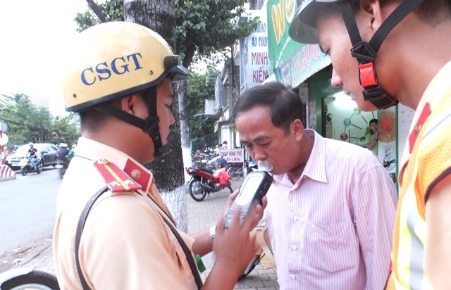 BMW đi vào đường cấm, gây tai nạn rồi bỏ chạy - 1 
Khi bị CSGT kiểm tra nồng độ cồn, ông Lắm cố tình thổi không đúng cách nên buộc phải đi vào bệnh viện lấy máu kiểm tra