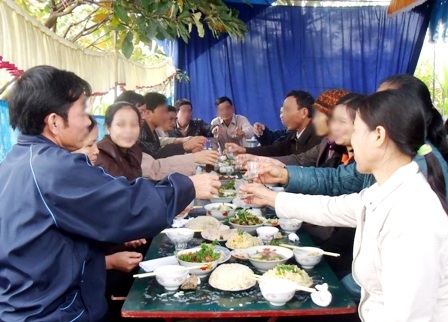 Khó như... kiểm soát rượu bia ở người Việt - 1 Mỗi dịp lễ hội, đám đình của người Việt luôn gắn liền với bia rượu