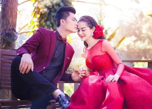 Lâm Khánh Chi xác nhận thông tin sắp kết hôn - 4 Lâm Khánh Chi bất ngờ tung ảnh làm cô dâu cực kỳ bắt mắt. Với chiếc váy cưới lộng lẫy bên chồng. Ảnh cưới của cặp đôi được thực hiện tại Đà Lạt.