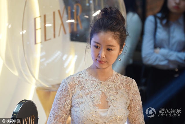 "Mẹ bỉm sữa" Lâm Tâm Như đắt sô sự kiện dù mới tái xuất - 7
Lâm Tâm Như nhắn nhủ chị em phụ nữ, làm phái đẹp phải luôn biết chăm sóc bản thân, tự mình yêu lấy bản thân. Thần thái quyến rũ của người phụ nữ chính là sự tự tin và vui vẻ.