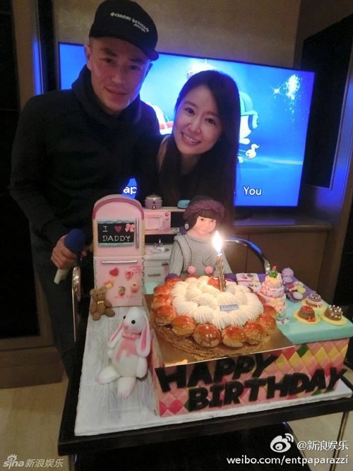 
Vợ chồng Lâm Tâm Như và Hoắc Kiến Hoa hạnh phúc trong ngày sinh nhật của nam diễn viên họ Hoắc, tháng 12/2016.
