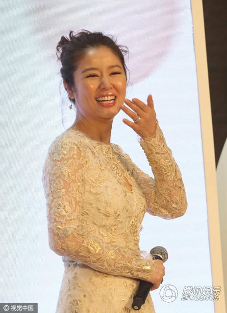 "Mẹ bỉm sữa" Lâm Tâm Như đắt sô sự kiện dù mới tái xuất - 6
Tăng cân không nhiều trong thời gian mang bầu cũng giúp cô nhanh chóng lấy lại dáng vóc sau sinh.