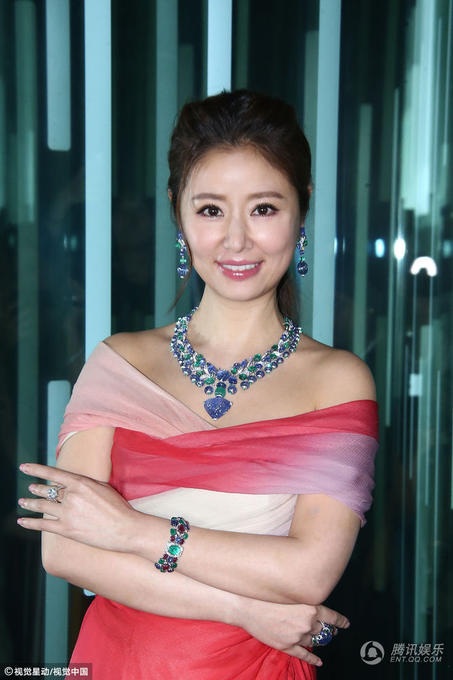 Lâm Tâm Như "phản pháo" về những lời bình luận "mập mạp" - 1
Lâm Tâm Như là gương mặt đại diện cho một nhãn hiệu nữ trang tại Đài Loan nên ngày 17/4 vừa rồi, cô tham dự sự kiện này. Người đẹp chọn một chiếc đầm trễ vai vừa kín đáo vừa gợi cảm. Gương mặt rạng ngời và nụ cười sáng vẫn luôn là lợi thế của cô.