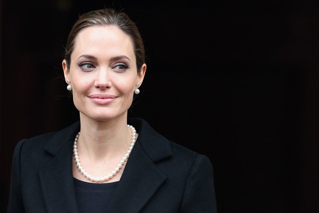 Bật mí nghề "tay trái" chưa từng biết của top 11 nhân vật nổi tiếng - 7
Tháng 9/2017, Angelina Jolie bắt đầu giảng dạy tại trường Kinh tế London.