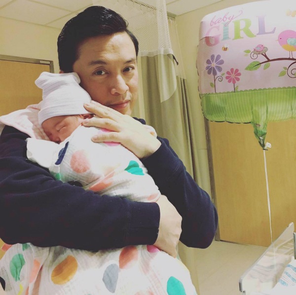 Hồ Ngọc Hà ăn tối cùng chồng cũ; Đan Trường, Lam Trường trổ tài chăm con - 10 Ca sĩ Lam Trường lại khoe ảnh khéo léo chăm con và khi con gái ngủ ngoan trên vai mình.