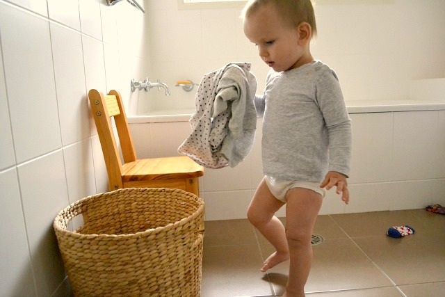 Trẻ không chịu làm việc nhà là do… bố mẹ! - 1
Bố mẹ cần giao việc cho trẻ phù hợp với độ tuổi. (Ảnh minh họa)