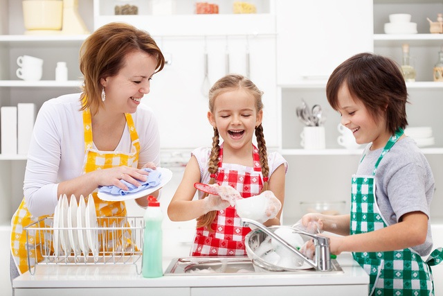 Trẻ không chịu làm việc nhà là do… bố mẹ! - 8
Bố mẹ phải biết làm mẫu và hướng dẫn cho trẻ. (Ảnh minh họa)