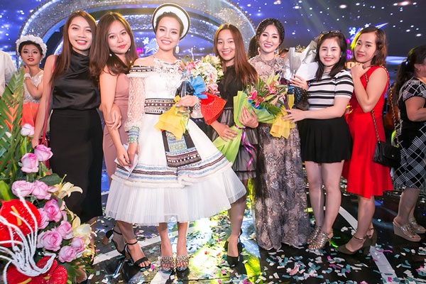 Bất ngờ cô gái Nùng giành quán quân sao mai 2017, nhận “cơn mưa” giải thưởng - 8 Bất ngờ cô gái Nùng giành quán quân sao mai 2017, nhận “cơn mưa” giải thưởng - 8