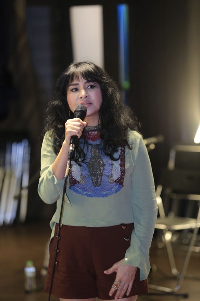 Diva Thanh Lam gây bất ngờ với vẻ ngoài trẻ trung như gái đôi mươi - 2 Nữ hoàng nhạc nhẹ rất biết cách khoe lợi thế gương mặt trẻ trung, đôi mắt bồ câu.