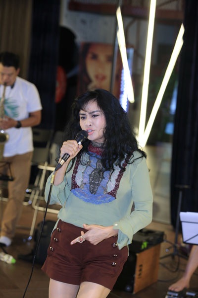 Diva Thanh Lam gây bất ngờ với vẻ ngoài trẻ trung như gái đôi mươi - 3 Dù ở cái tuổi gần 50 nhưng Thanh Lam không ngại vận dụng những bộ trang phục năng động, trẻ trung và cá tính.