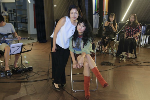 Diva Thanh Lam gây bất ngờ với vẻ ngoài trẻ trung như gái đôi mươi - 6 Thanh Lam chụp ảnh tạo dáng nhí nhảnh cùng Mỹ Linh tại buổi tập luyện chuẩn bị cho đêm nhạc diễn ra tại Hà Nội tối ngày 12/8.