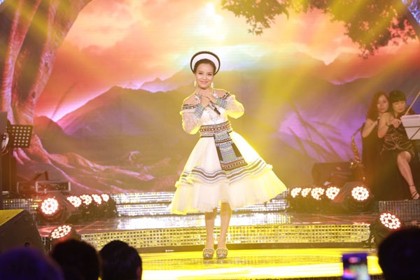 Bất ngờ cô gái Nùng giành quán quân sao mai 2017, nhận “cơn mưa” giải thưởng - 5 Bất ngờ cô gái Nùng giành quán quân sao mai 2017, nhận “cơn mưa” giải thưởng - 5