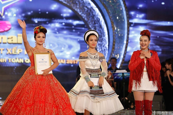Bất ngờ cô gái Nùng giành quán quân sao mai 2017, nhận “cơn mưa” giải thưởng - 6 Bất ngờ cô gái Nùng giành quán quân sao mai 2017, nhận “cơn mưa” giải thưởng - 6