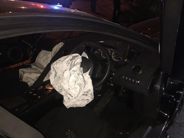 
Túi khí đã bung và tất cả 3 người ngồi trên xe may mắn giữ được mạng sống
