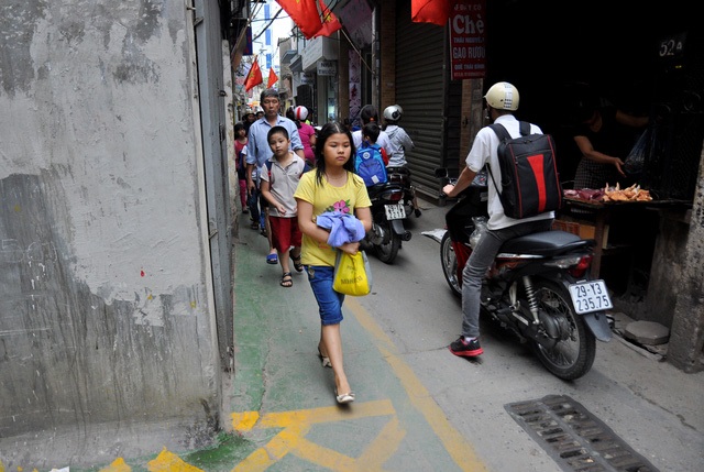 “Đi thử” tàu đường sắt trên cao và bất ngờ chiếc taxi mở toang cửa chạy - 4 Hơn 2 tháng nay, tại ngõ 342 Khương Đình (Thanh Xuân, Hà Nội), Câu lạc bộ Sống Xanh thử nghiệm sơn đường ưu tiên cho trẻ em đến trường... Việc làm này đã và đang góp phần hình thành một thói quen giao thông an toàn, văn minh tại đây. (Ảnh: Toàn Vũ)